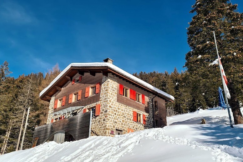 Capanna immersa nel bosco con fantastica vista