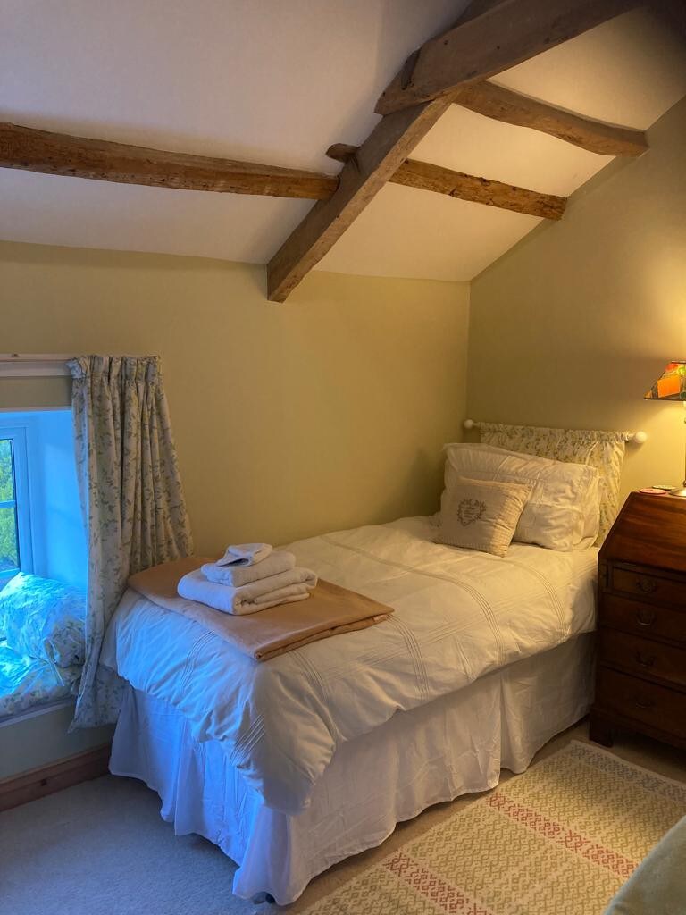 Twin bed Brecon beacons shared bathroom