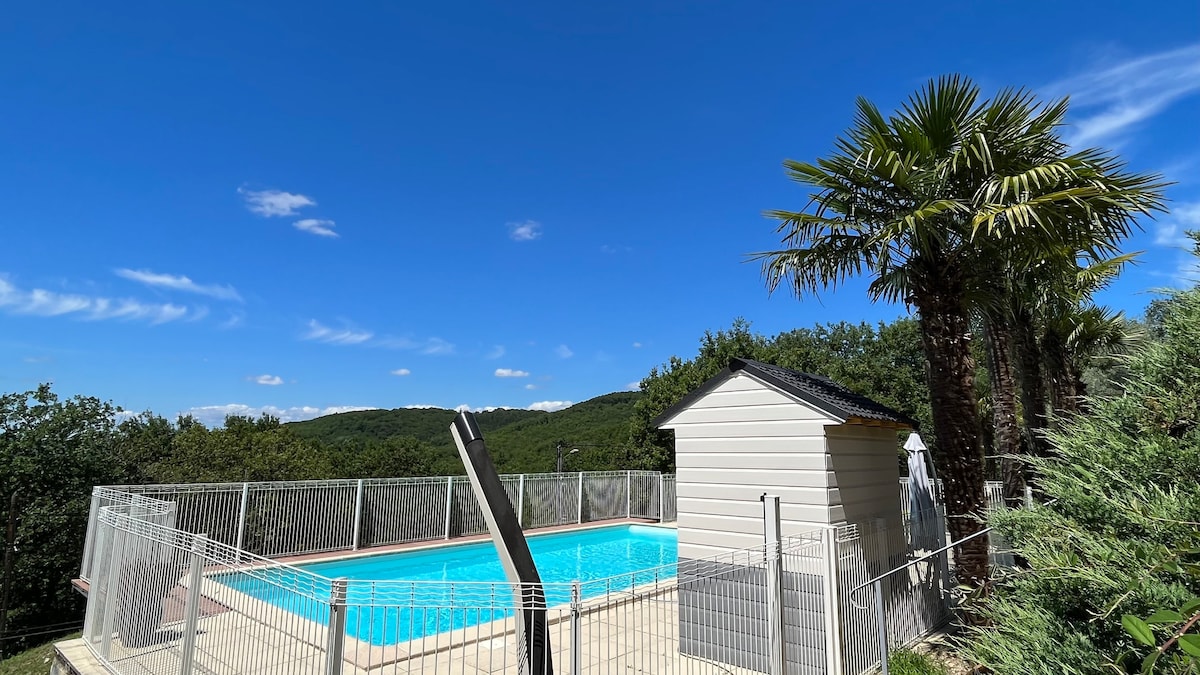 Maison avec piscine et belle vue sur la vallée