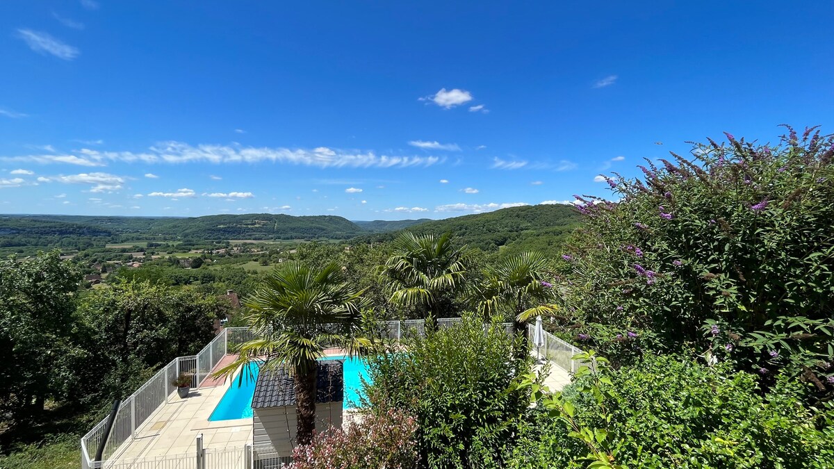 Maison avec piscine et belle vue sur la vallée