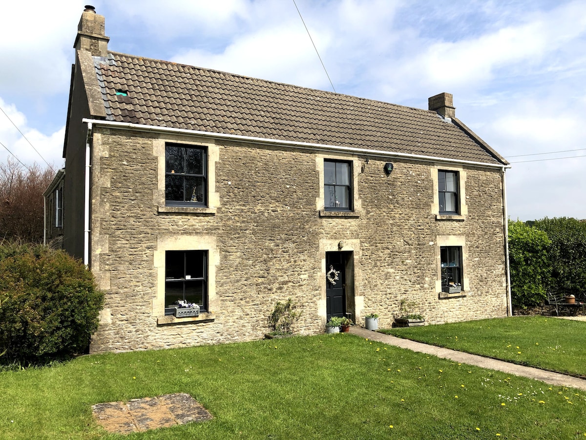 Family House with Pool Near Bath