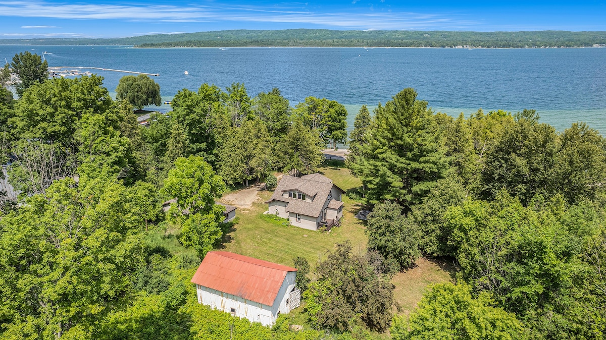 Lakeview, Hot Tub, 2 Mi to Beach, Pets OK