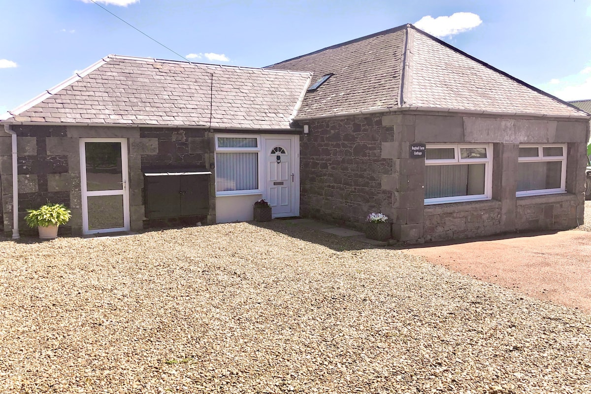 Spacious Farm Cottage - Biggar