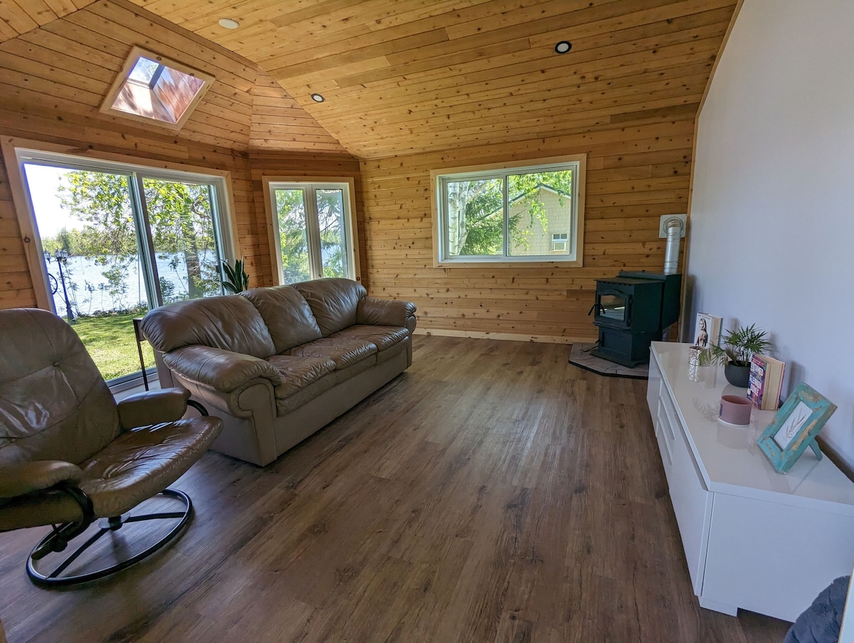 Open Concept 3 Bedroom Cottage on the Rideau