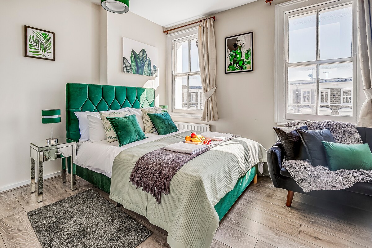 Exquisite Emerald Studio, central Earl's Court