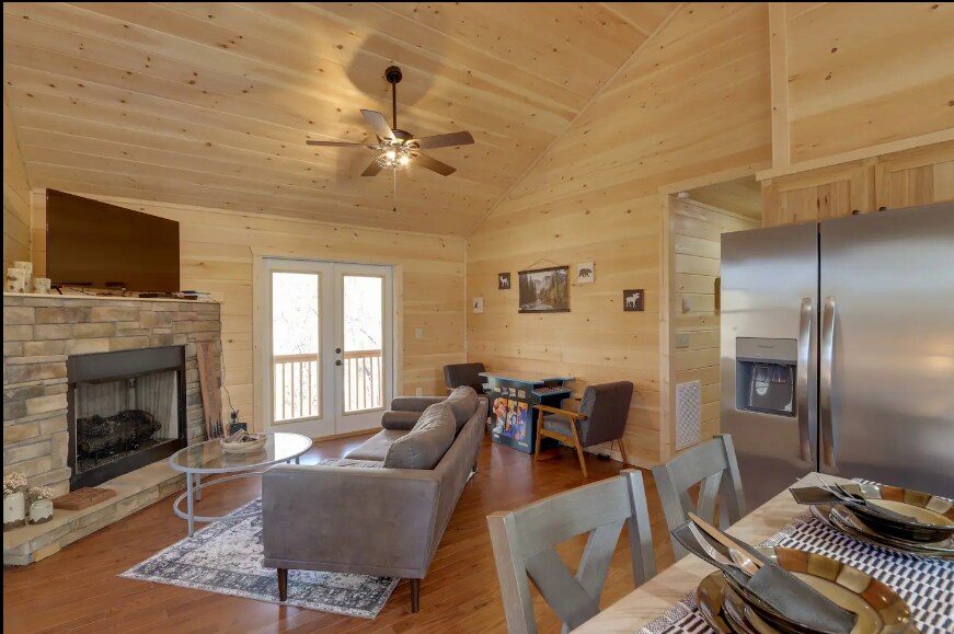 Mountain Retreat: 2BR/2BA, Fireplace, Arcade