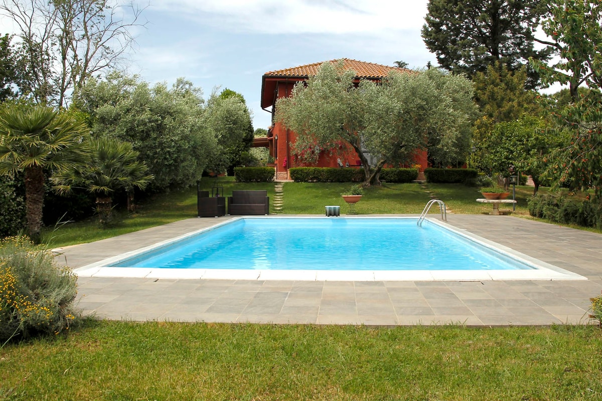 罗马附近带泳池和按摩浴缸的乡村别墅