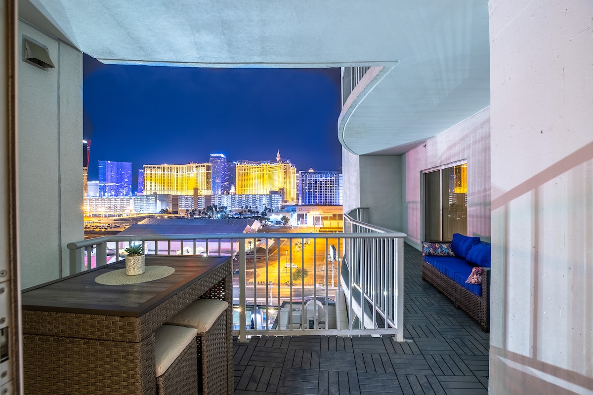 2100 SqFt Penthouse Suite W: Strip Views! POOL GYM