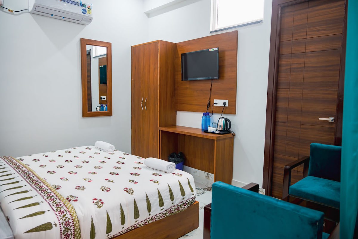 Room in Boutique Hotel | AC TV WiFi | 1 KM - Jhula