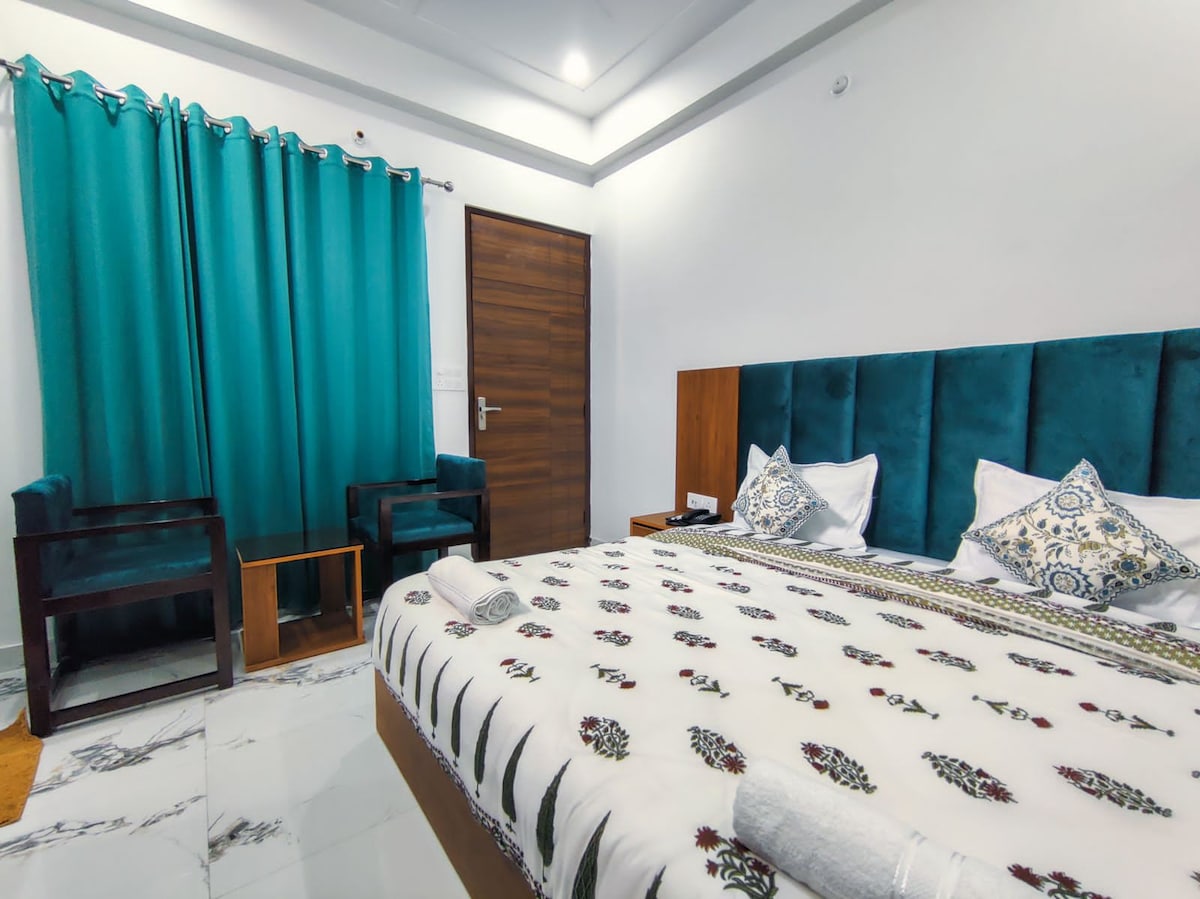 Room in Boutique Hotel | AC TV WiFi | 1 KM - Jhula