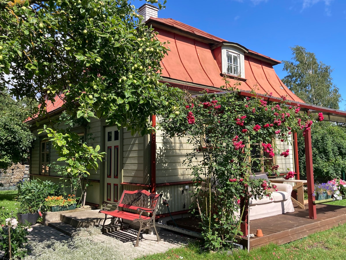 Cozy private house and patio near the beach!