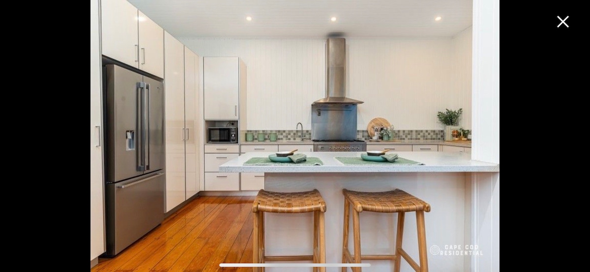 Luxury Queenslander Awaits! Sleeps 8, 3 car parks