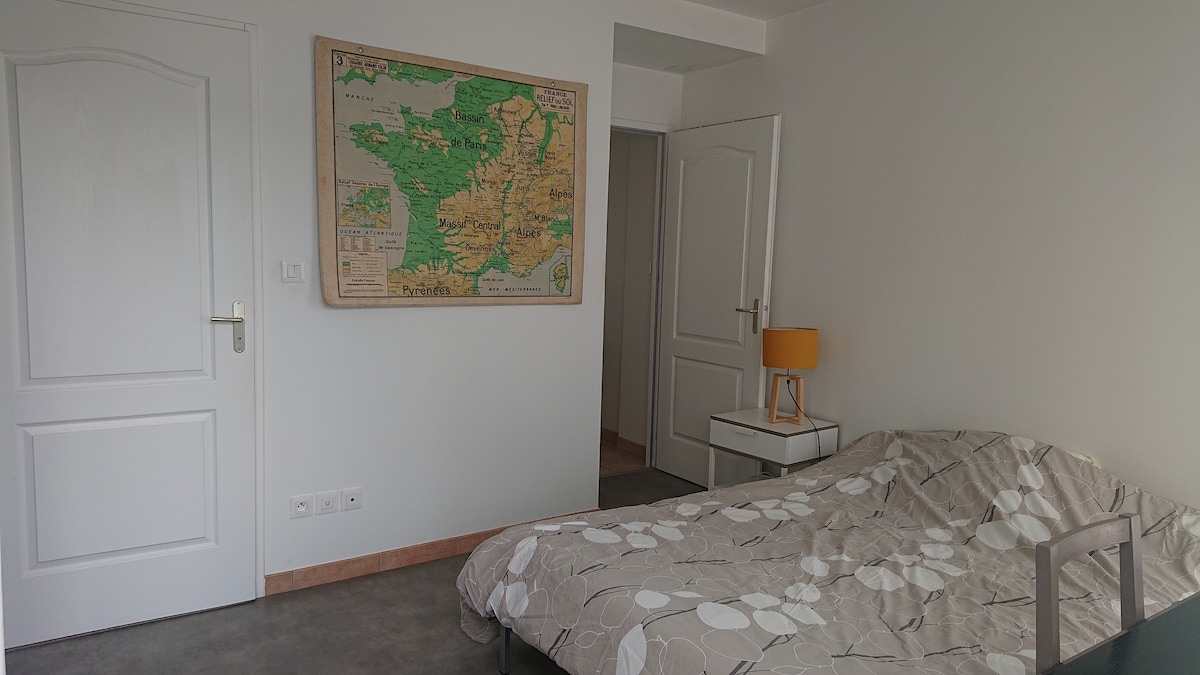 Chambre et sa salle d'eau dans une maison de ville