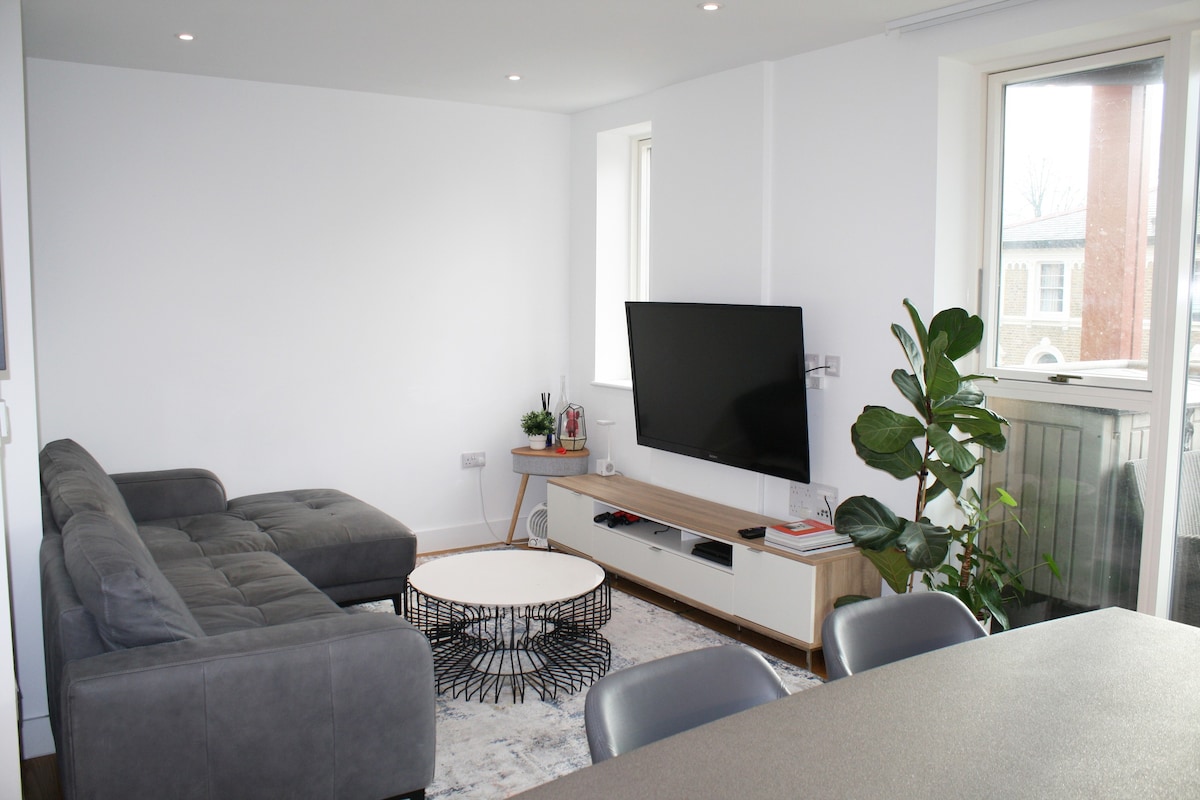 Chic & Modern Apartment + Balcony (Maida Vale)