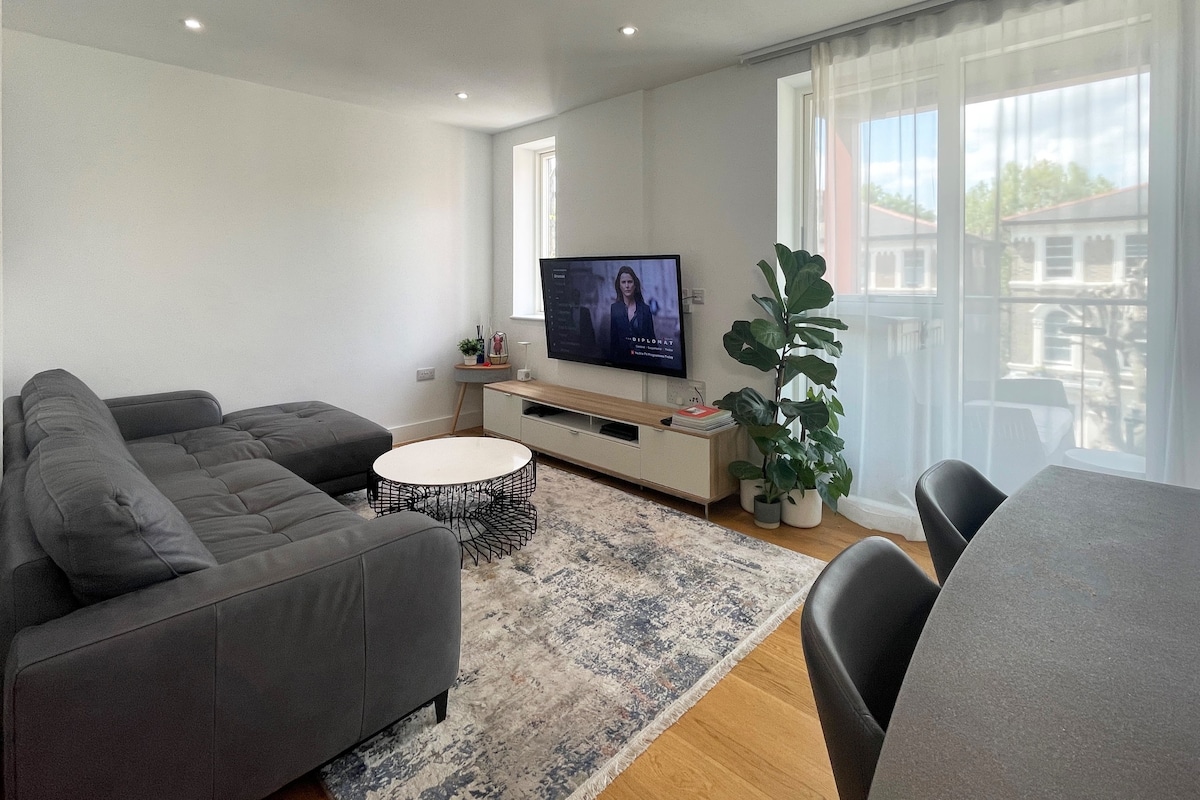 Chic & Modern Apartment + Balcony (Maida Vale)