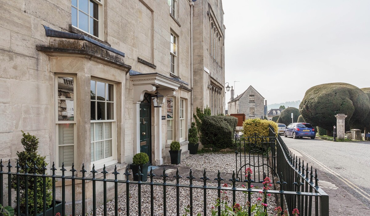 The Perfect Painswick House For A Gathering