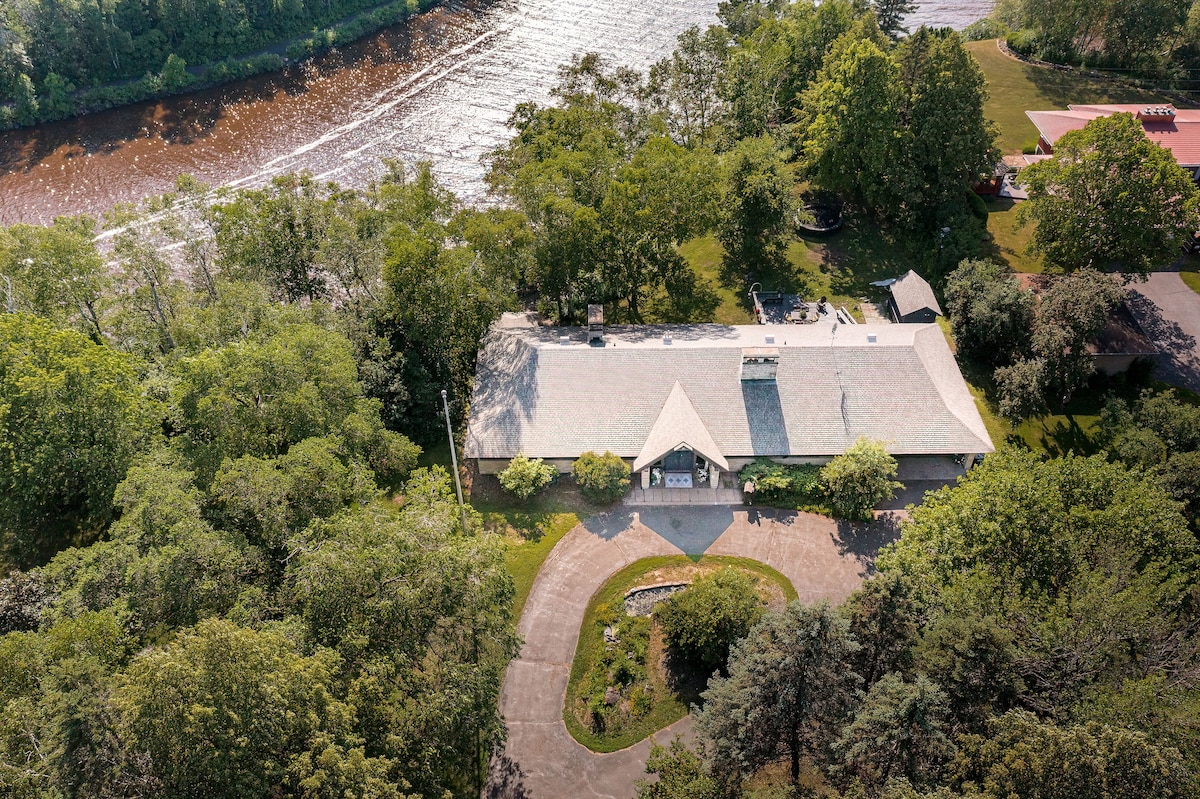 Duluth/Superior Escape-up to 26 guests-Indoor Pool