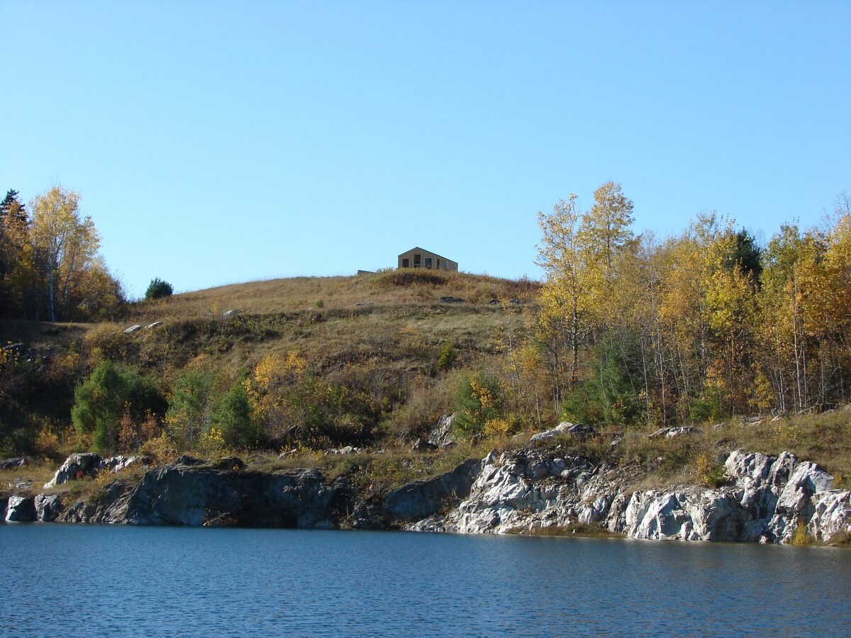 偏远的小屋、私人湖泊和80英亩的山景