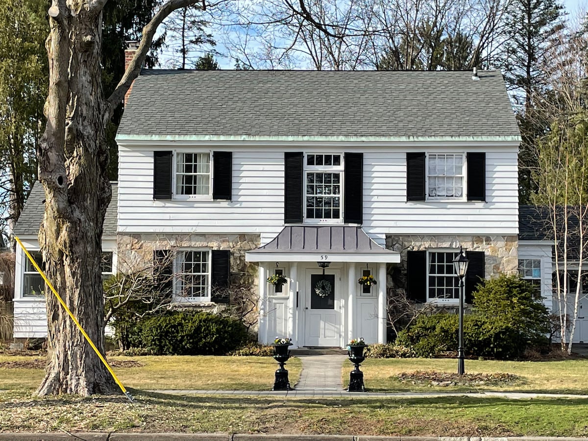 5th Ave Colonial Charm- walk to track & downtown!