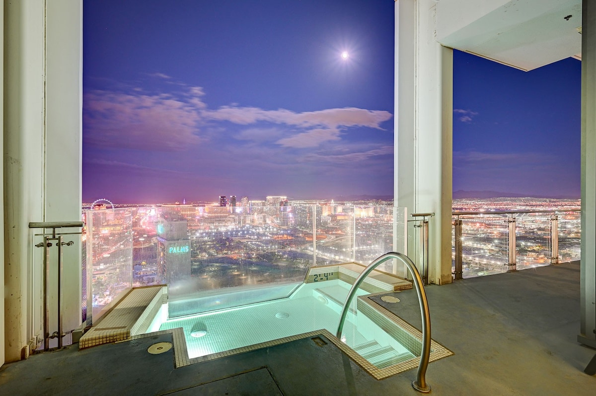 3BR Spacious Penthouse Hot Tub Vegas Palms Place