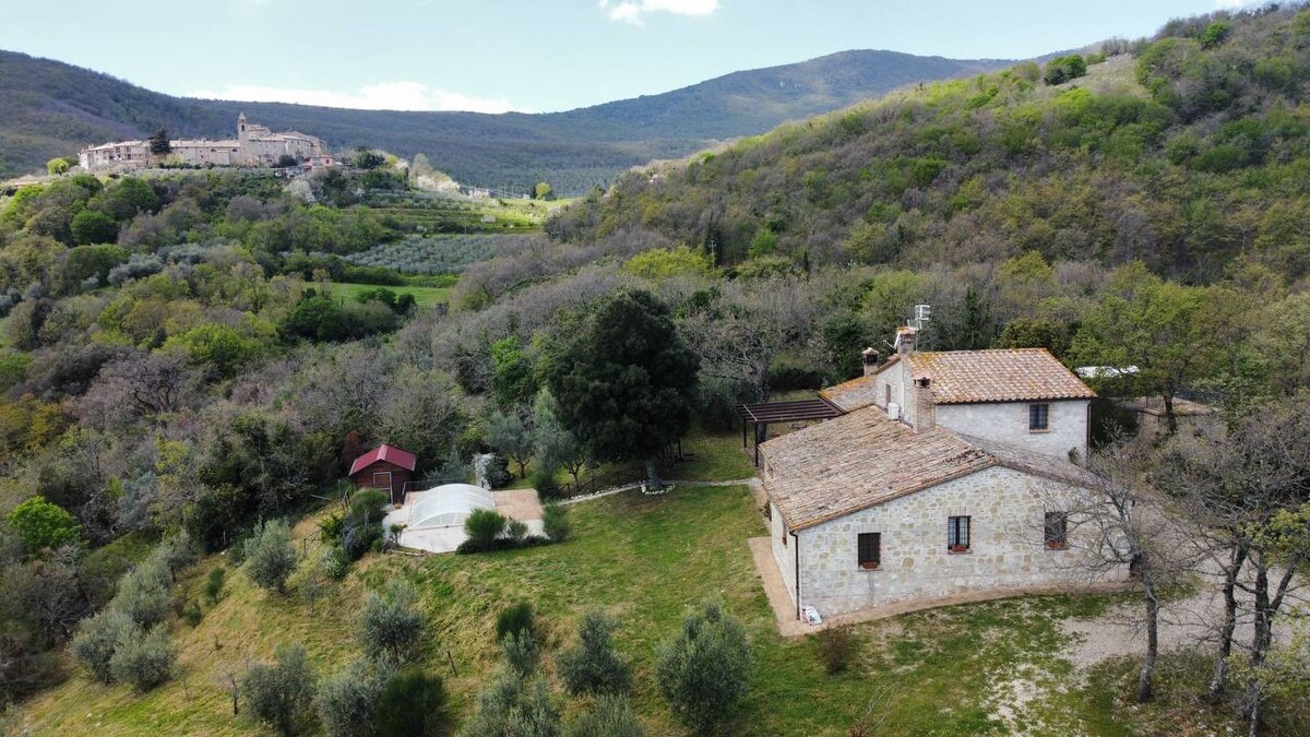 Villa con giardino e piscina con idromassaggio