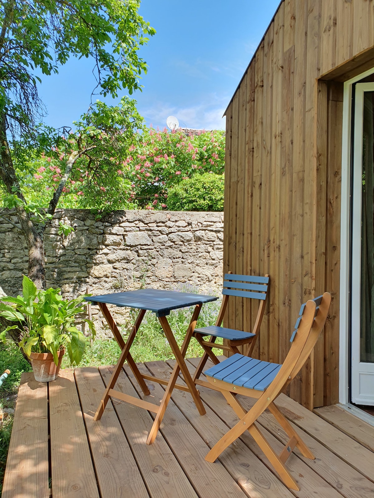 Studio en bois indépendant avec terrasse et jardin