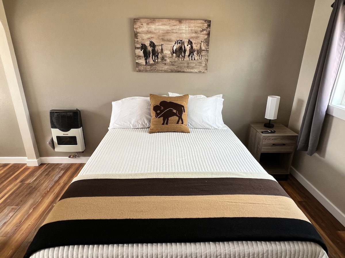 Mustang Inn - Queen Room 4 w/Twin
