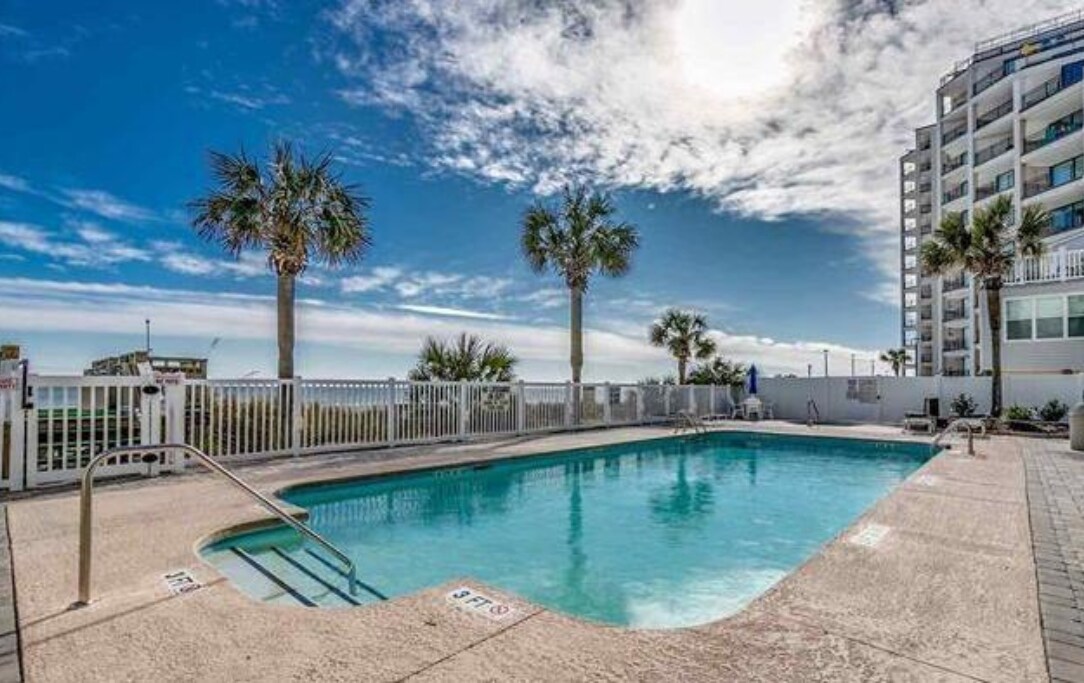 Gorgeous OceanViews, Cool Vibes, HotTub, King Bed!