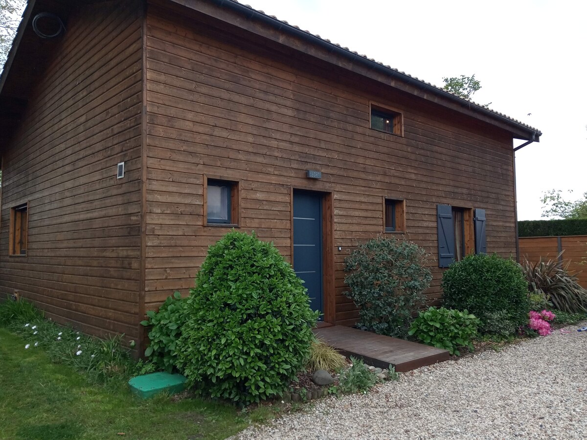 Maison bois plein centre entre lac et océan