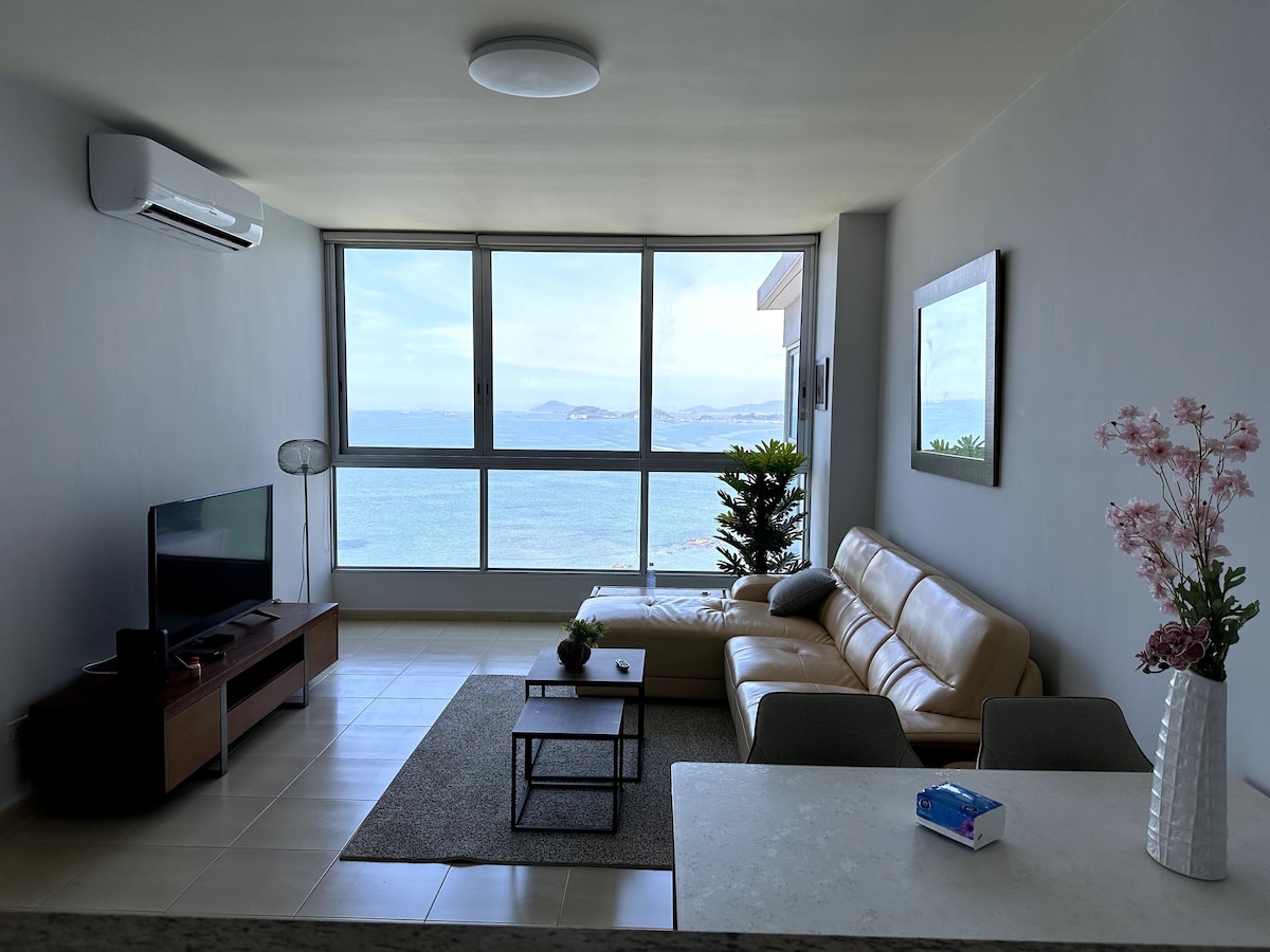 City center apartment with pool and ocean view