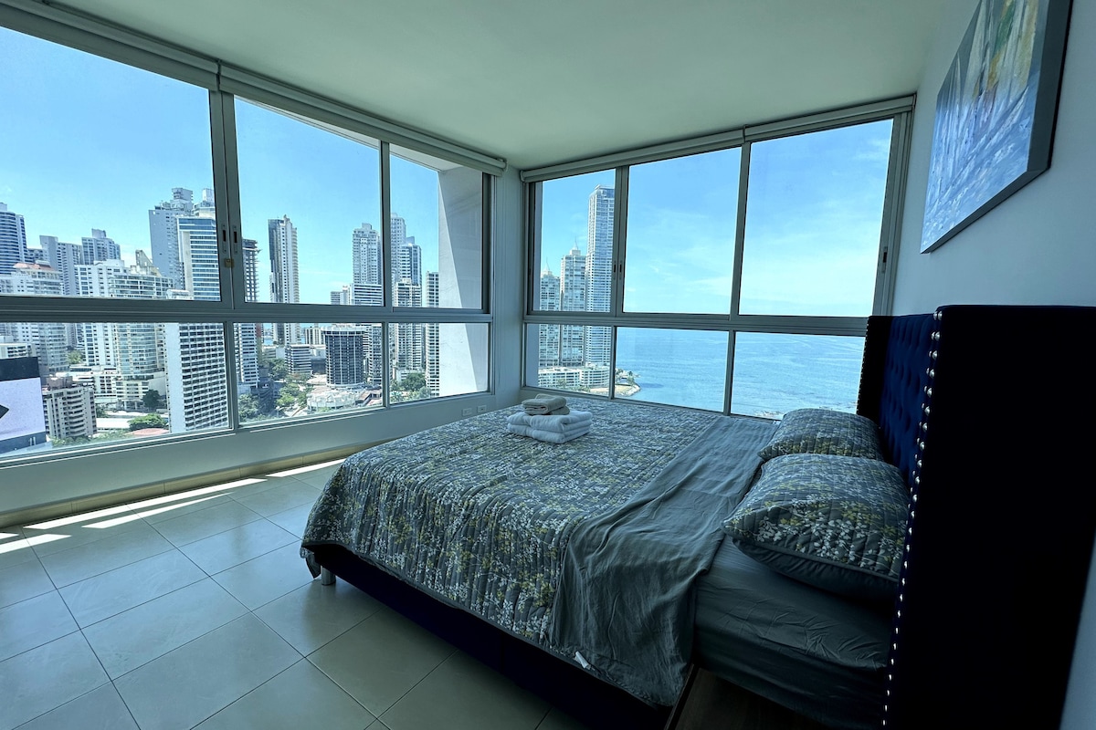 City center apartment with pool and ocean view