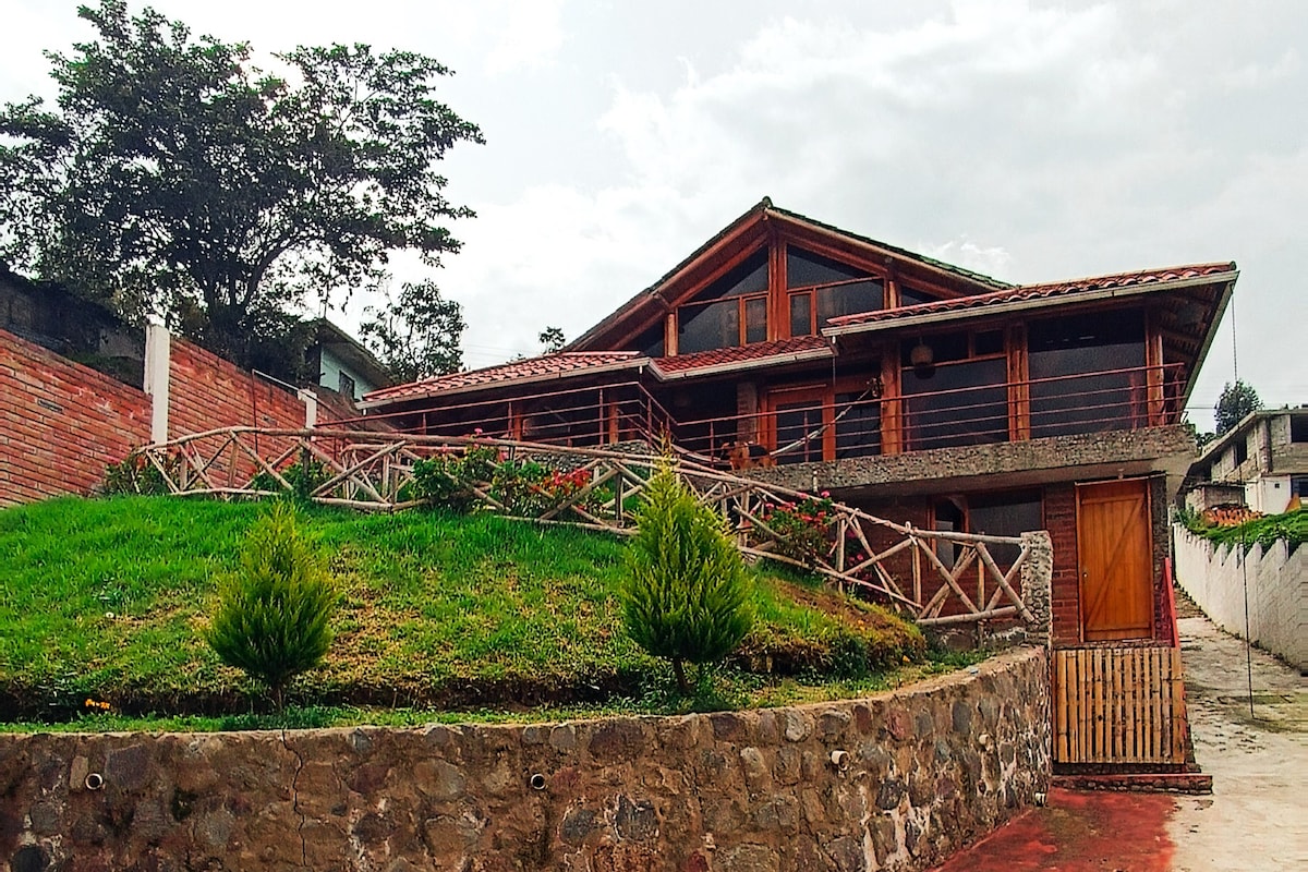 Habitación confortable con chimenea en Otavalo