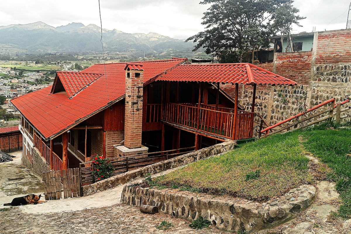 Habitación confortable con chimenea en Otavalo