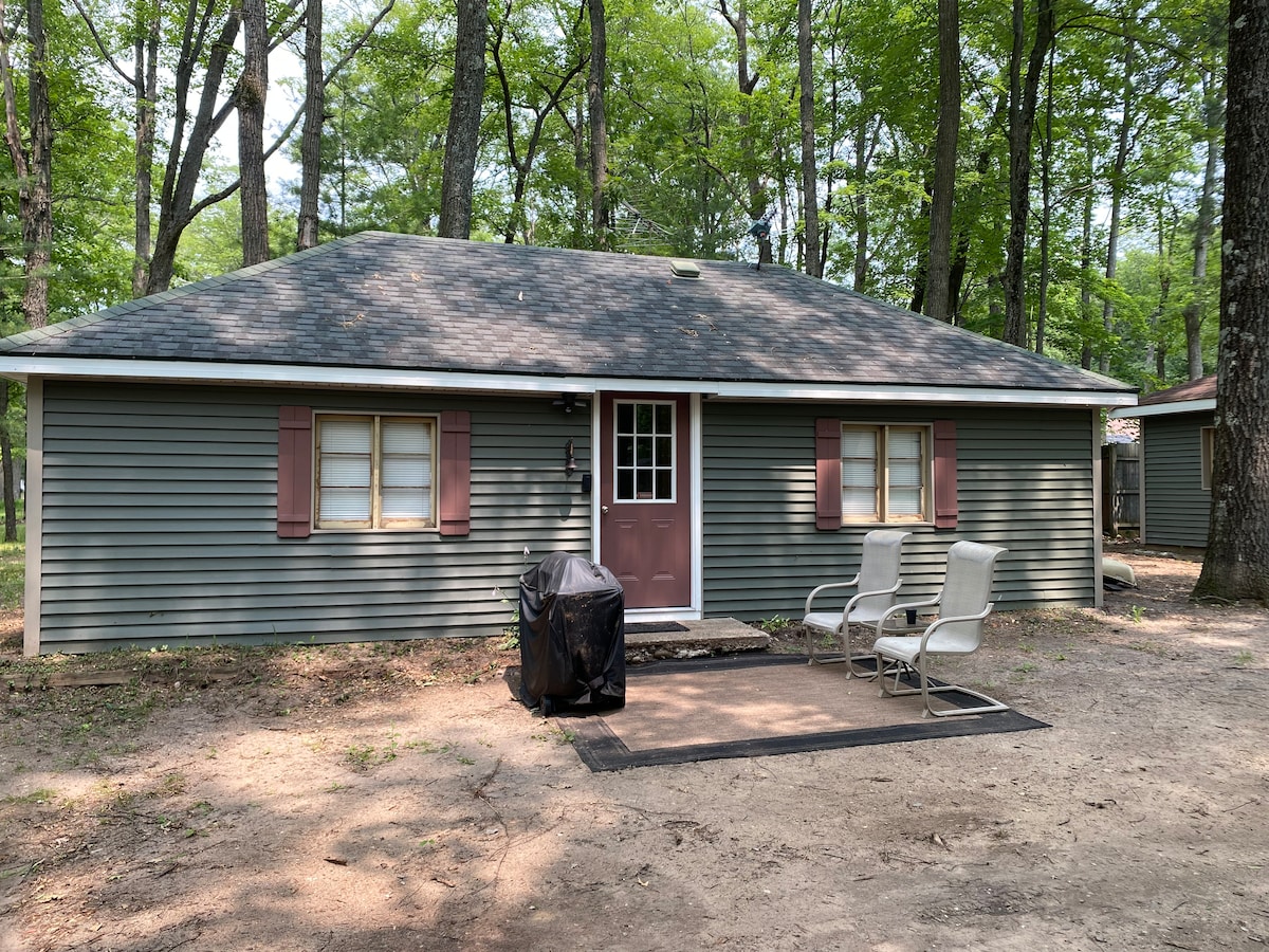 Shelly J Cabin at Kin Cabins (AC, Fireplace,canoe)