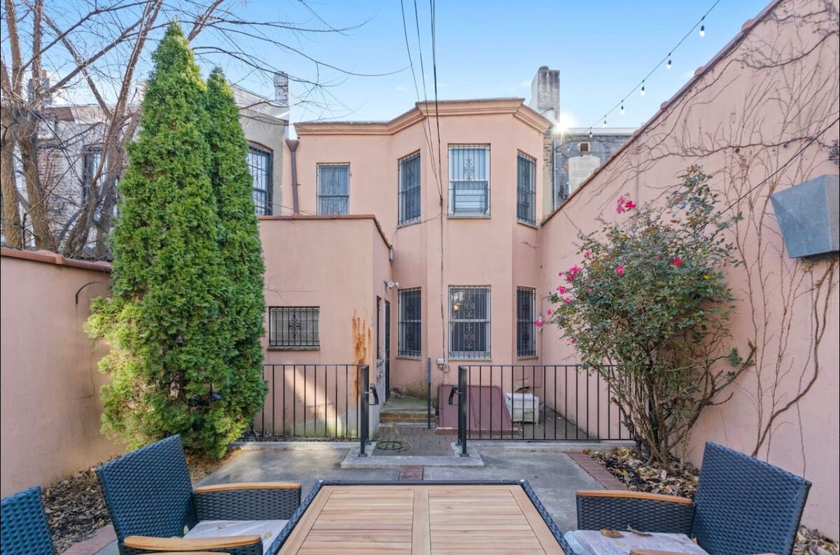 Huge studio private backyard 1 block from subway