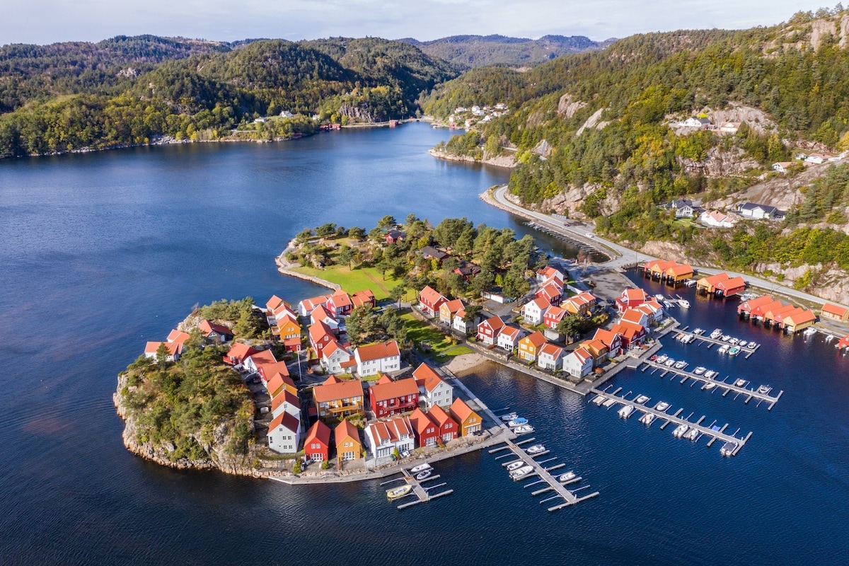 Solrik og idyllisk leilighet med havutsikt