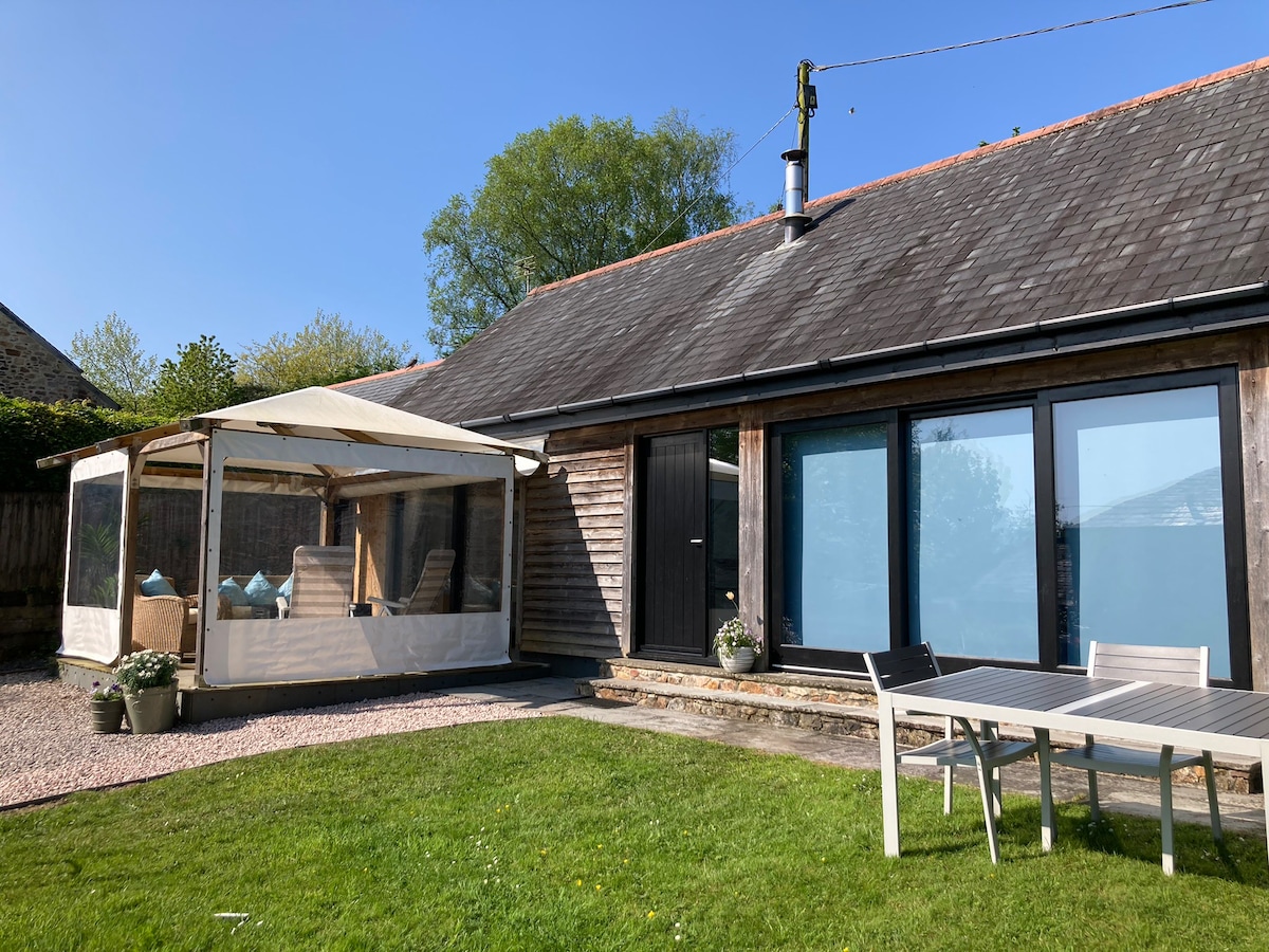 Cornish country barn easy reach of coast