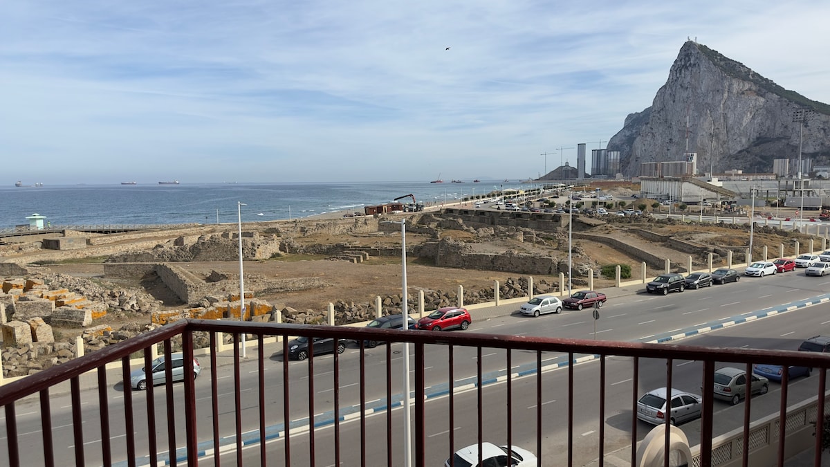Primera línea de playa y vistas a  Gibraltar