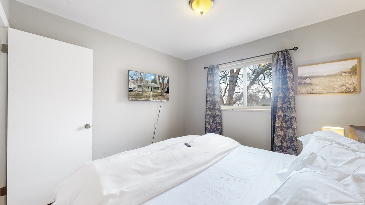 5 Bedroom retreat in quiet Denver Neighborhood