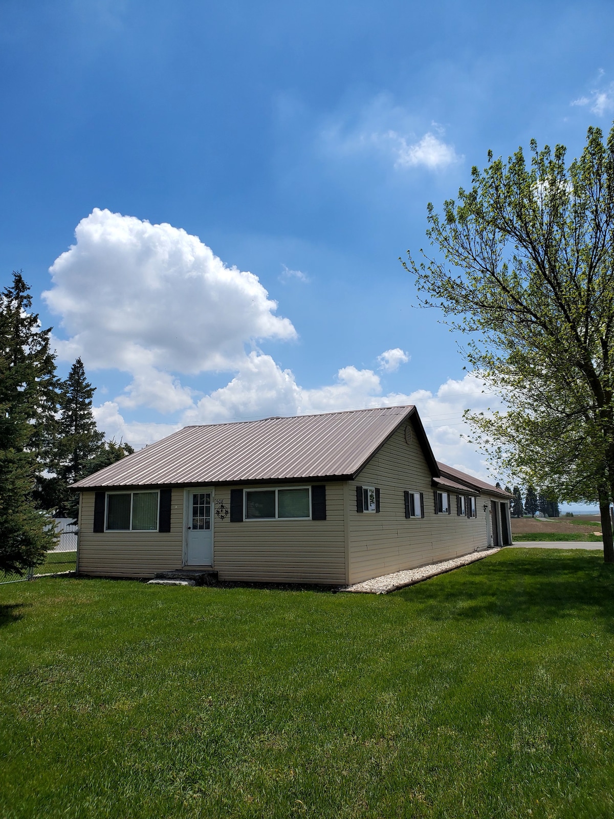 Town & County Home, Dogs Welcome, RV Space Option
