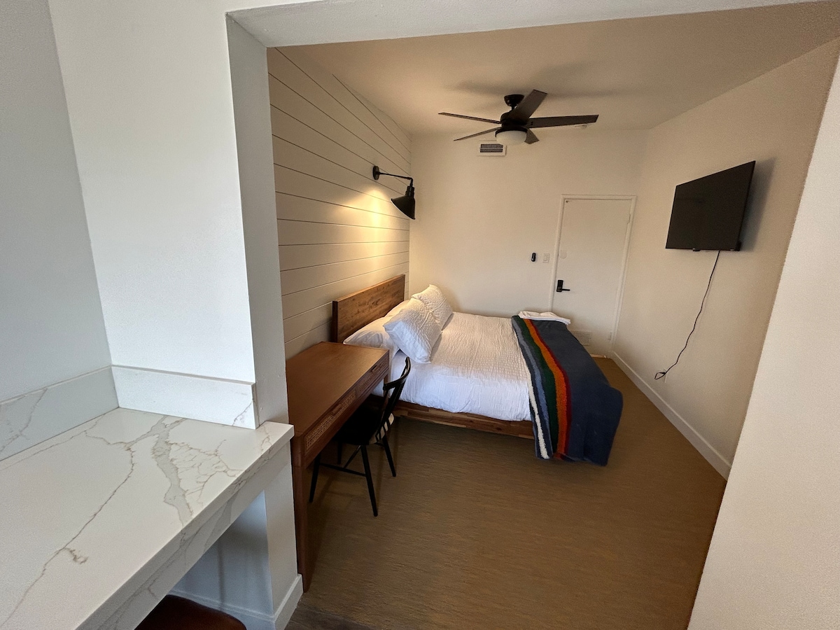 Remodeled Hotel Room—New Queen or King Bed-#2