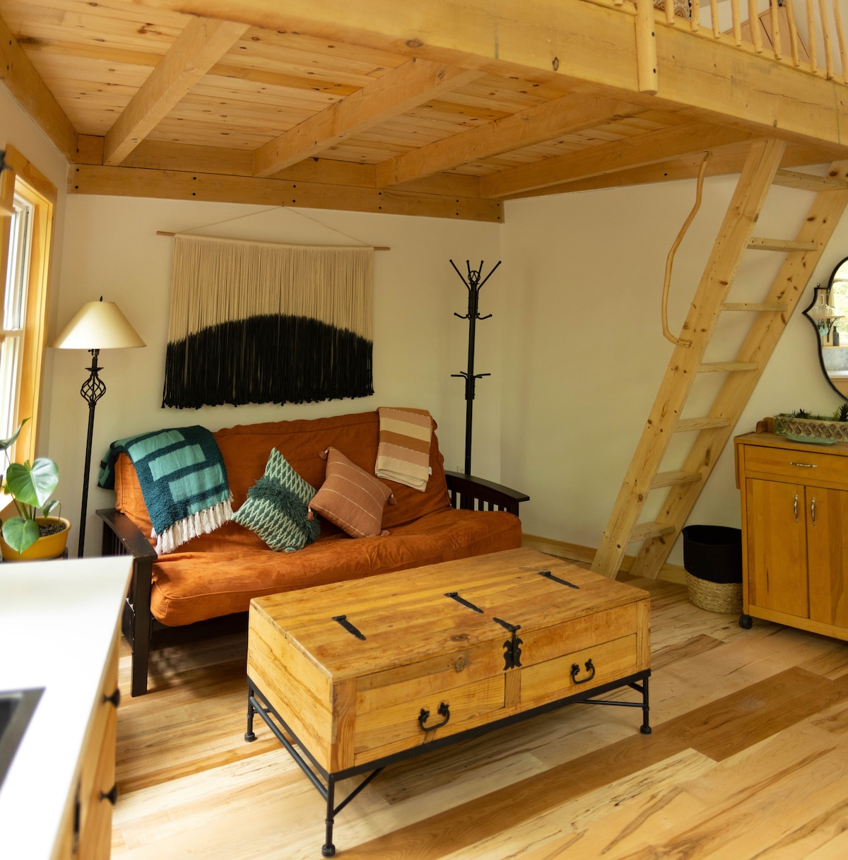 Treehouse Haven in Putney-All Seasons