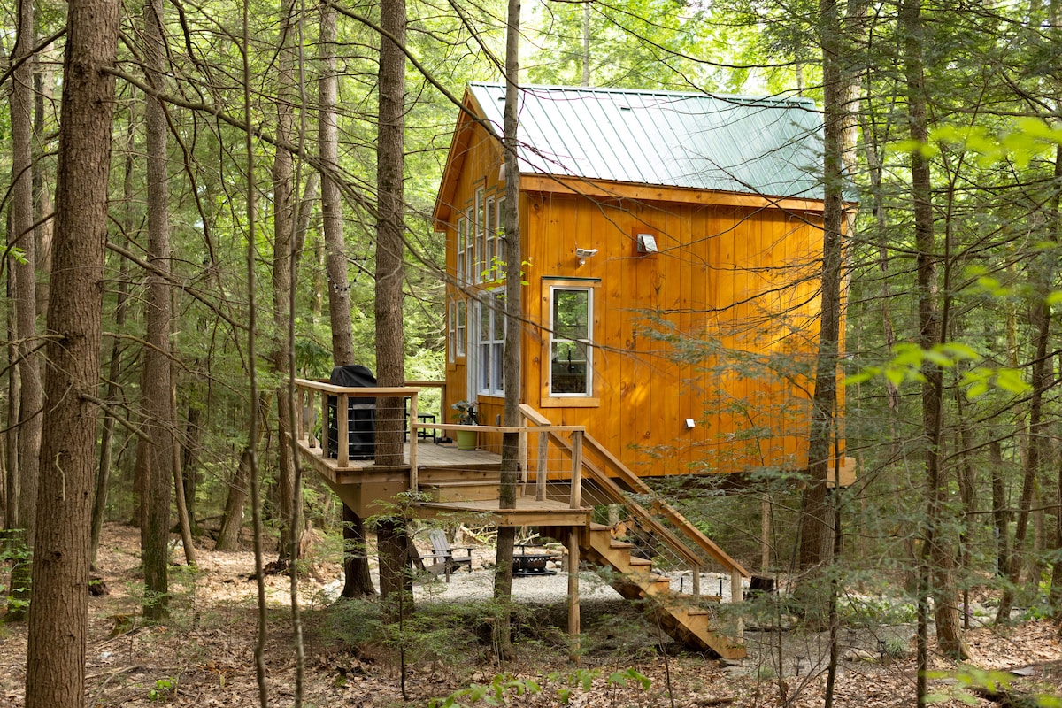 Treehouse Haven in Putney-All Seasons