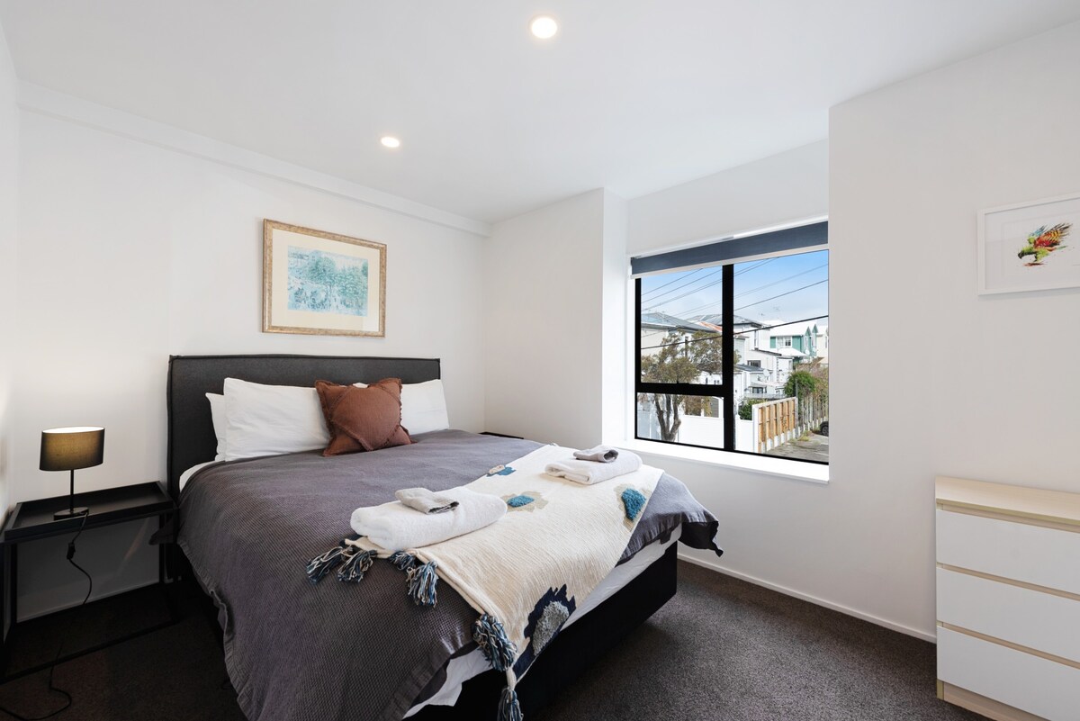 Central Thorndon Townhouse with Carpark Included