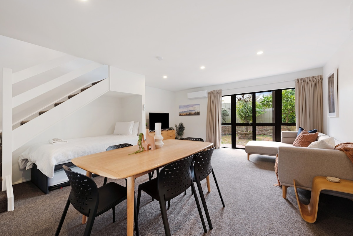 Central Thorndon Townhouse with Carpark Included