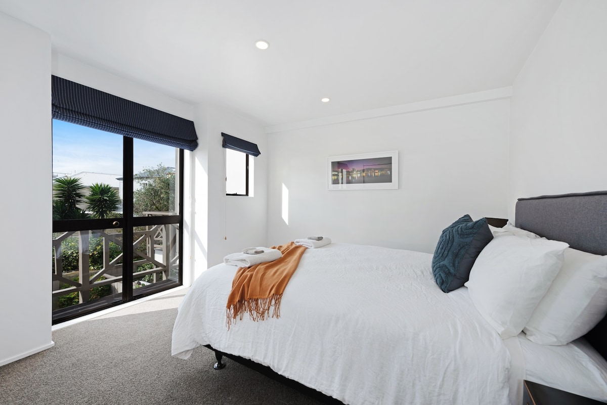 Central Thorndon Townhouse with Carpark Included