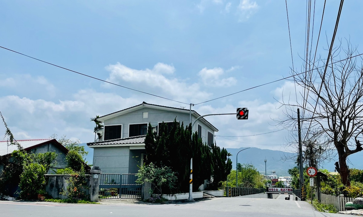 距離池上火車站步行三分鐘，35年老屋，展現新風貌。柚香房。1人1室。