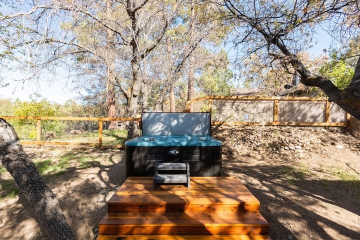 Unwind+Recharge in Log Cabin w/hot tub & game room