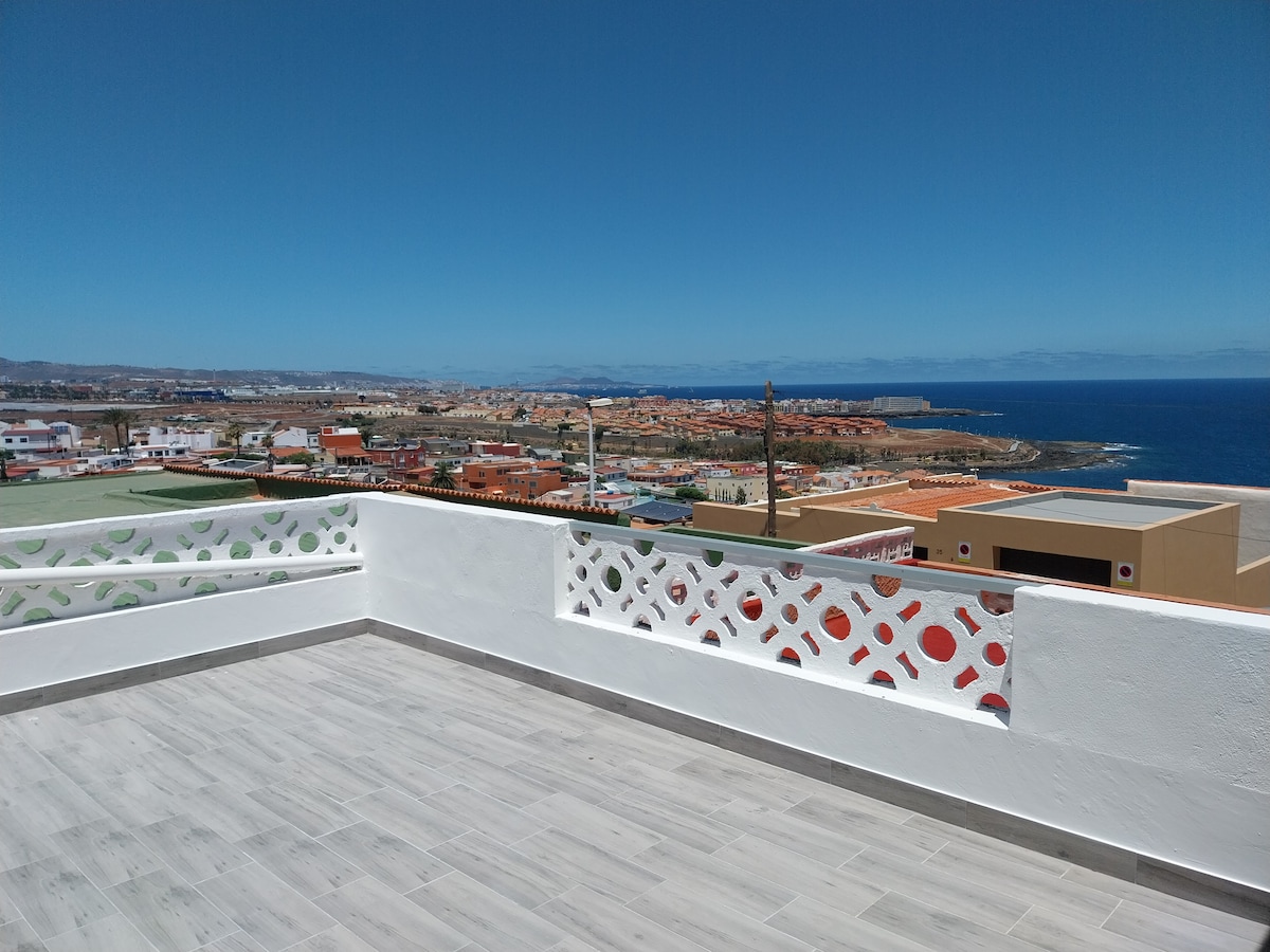 Casa con terraza y vistas al mar