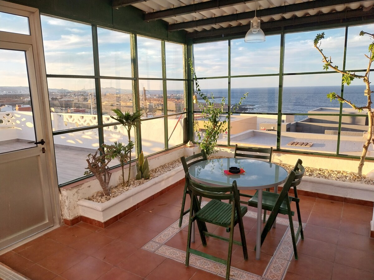 Casa con terraza y vistas al mar